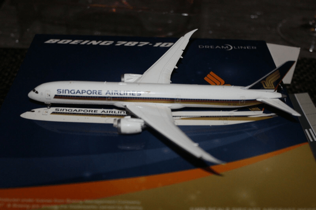 Singapore Airlines B787-10 (9V-SCB) Flaps down, 1:400, JCWings