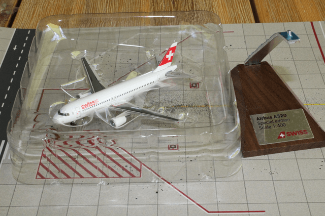 Swiss A320, Spez. Edition mit Ständer