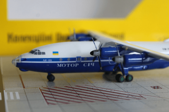 Antonov An-12 Motor Sich (UR11316), 1:200, lim. Ed. 50, very rare!