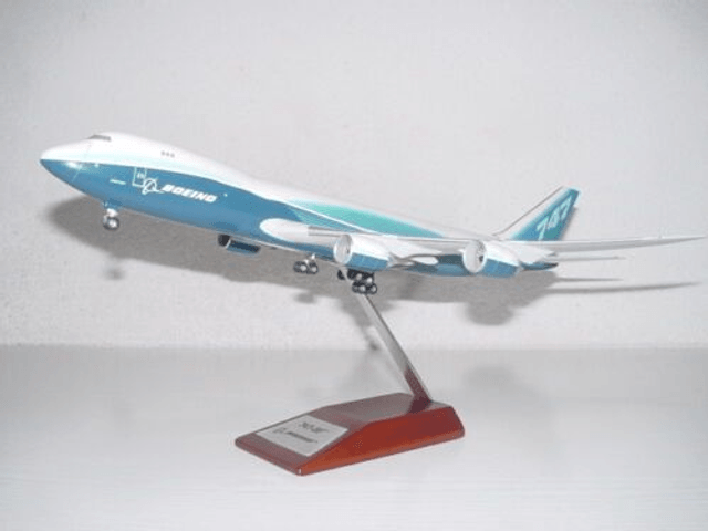Boeing B-747-8F Werksbemalung, 1:200 Hogan mit Holzstand