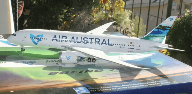Air Austral Boeing 787-9 Dreamliner (F-OLRC), 1:200 Inflight200