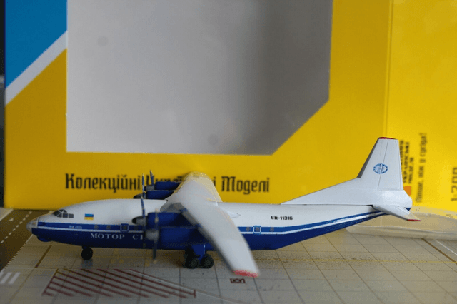 Antonov An-12 Motor Sich (UR11316), 1:200, lim. Ed. 50, very rare!