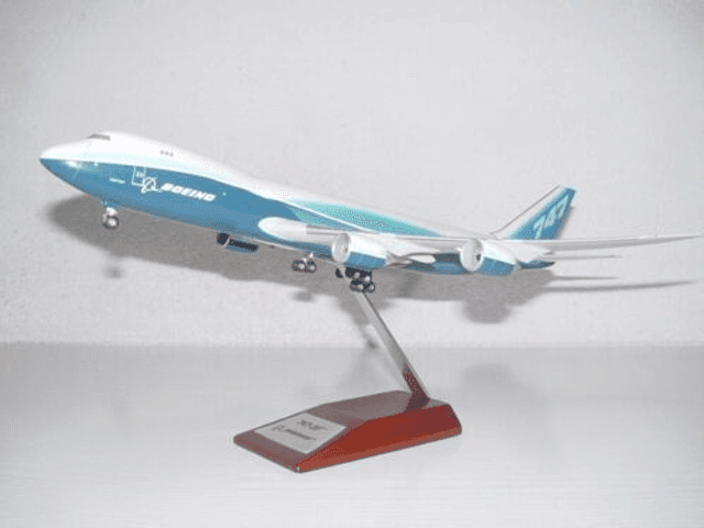 Boeing B-747-8F Werksbemalung, 1:200 Hogan mit Holzstand