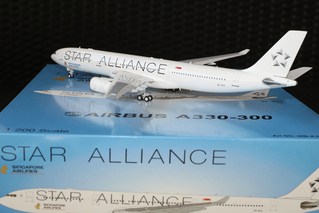 SINGAPORE AIRLINES AIRBUS A330-300 (9V-STU)  STAR ALLIANCE, 1:200